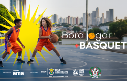 Banner Bora Jogar Mais basquete. Jogadora e jogador jovem utilizam uniforme esportivo de basquete em tom de laranja. A menina segura uma bola laranja e o menino acompanha a jogada. 