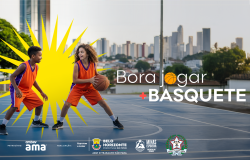 Banner Bora Jogar Mais basquete. Jogadora e jogador jovem utilizam uniforme esportivo de basquete em tom de laranja. A menina segura uma bola laranja e o menino acompanha a jogada.