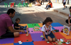 Duas crianças brincam, no chão, acompanhadas por responsável; foto ilustrativa do BH é da Gente da avenida Silva Lobo.