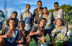 Foto de nove jogadores do time Itamarense, com medalhas e taça de campeões do módulo juvenil masculin da Copa Centenário 2018
