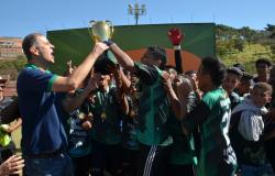 Secretário Elberto Furtado entrega a taça aos atletas Itamarense, campeão infantil.