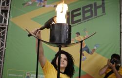 Aluna acente a pira que marca o início dos Jogos Escolares de Belo Horizonte em 2019. 
