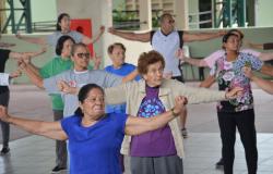Mais de oito idosos fazendo aulas de Lian Gong como parte do programa Vida ativa. 