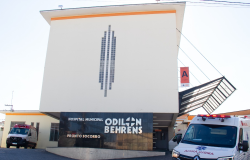 Fachada do Hospital Odilon Behrens com ambulâncias ao lado. 