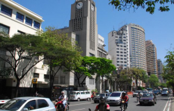 Fachada da Prefeitura Municipal de Belo Horizonte, durante o dia.