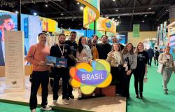 Representantes da Belotur, do Sebrae Minas e da Embratur, ao lado de empreendedores do projeto Menuuh!, catálogo de experiências turísticas de Belo Horizonte, posam no estande de promoção turística da Embratur durante a Feira Internacional de Turismo (FIT), em Buenos Aires, na Argentina.