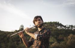 Teatro Raul Belém Machado terá show gratuito para marcar 15 anos de carreira de Alexandre Andrés 