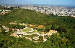Foto aérea do Parque das Mangabeiras durante o dia. Ao fundo, área verde seguida de prédios da cidade de BH. 