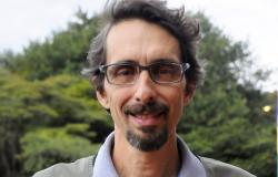 Foto oficial - Sérgio Augusto Domingues, Presidente da Fundação de Parques Municipais e Zoobotânica Presidente da Fundação de Parques Municipais e Zoobotânica - Sérgio Augusto Domingues, posa em uma fotografia rosto com árvores atrás.