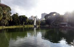 Lago e chafariz do Parque Municipal