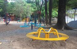 Mais de quatro brinquedos do Parque Municipal, reformados e pintados em cores como amarelo e azul. 