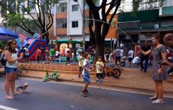 Criança pula corda em rua da cidade fechada para lazer