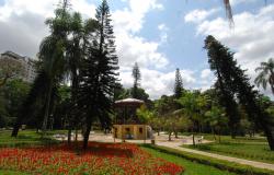 visão do jardim florido e coreto do parque municipal Américo Renné Giannetti