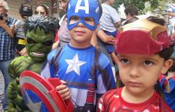 crianças fantasiadas de super heróis (The Hulk, Capitão América e Iron Man) em folia carnavalesca
