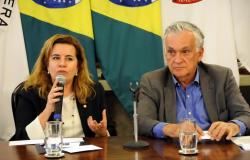 Secretário Municipal de Cultural, Juca Ferreira, e representante da UFMG, sentados à mesa. 