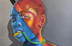 Pintura de garoto com feições afro-descendentes e rosto com as cores vermelha e azul coloca parte de fita verde amarela, pendurada no pescoço, na obca, entre os dentes. 