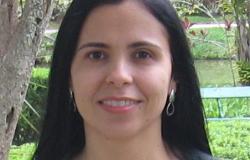 Diretora Jurídica da Fundação Municipal de Cultura - Adriana Leite da Silva Silvério, posa em uma fotografia apenas de rosto em local aberto.