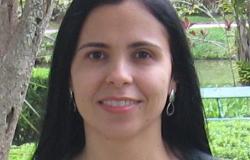 Foto oficial - Adriana Leite da Silva Silvério, Diretora Jurídica da Fundação Municipal de Cultura Diretora Jurídica da Fundação Municipal de Cultura - Adriana Leite da Silva Silvério, posa em uma fotografia apenas de rosto em local aberto.