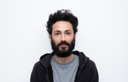 Homem branco com barba e cabelos escuros