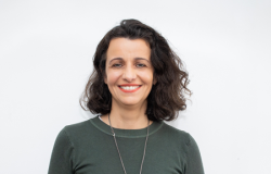 Isabela Guerra, Diretora de Museus Mulher de cabelo médio cacheado sorri para a foto