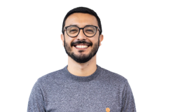 Lucas Faria, Diretor da Diretoria de Planejamento, Gestão e Finanças Homem branco com barba e cabelo escuro usando óculos sorri para a foto