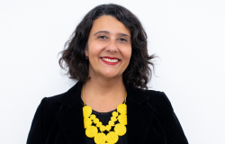 Diretora do Arquivo Público da Cidade de Belo Horizonte Mulher branca, de cabelos escuros curtos, veste blusa preta