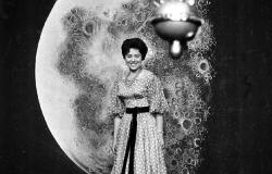A atriz Clausy Soares atrás de lua cenográfica em imagem preto e branca feira dia 3 de outubro de 1959, pertencente ao Acerto MIS-BH> 