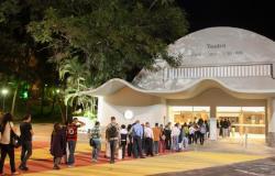 Teatro Municipal Francisco Nunes, à noite, com fila de entrada. Foto ilustrativa.