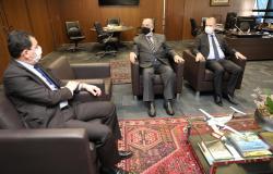 Vice-prefeito e secretário de Governo se reúnem com presidente do TJMG