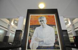 Quadro com pintura de um retrato do Doutor Célio de Castro, ex-prefeito de Belo Horizonte, no saguão da Prefeitura de Belo Horizonte