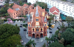 Imagem aérea da Igreja de São José, durante o dia.