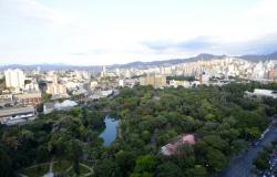 Parque Municipal visto do alto com bairros de Belo Horizonte ao fundo