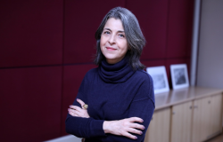 Foto oficial - Beatriz Góes, Subsecretária de Relações Intragovernamentais Subsecretária de Relações Intragovernamentais - Beatriz Góes , posa em uma fotografia com uma blusa de tom de roxo.