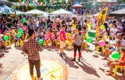 Pessoas reunidas em uma praça