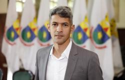 Homem usa camisa branca e terno cinza escuro
