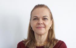 Foto oficial - Ana Augusta Pires Coutinho, Superintendente do Complexo Hospitalar Odilon Behrens Superintendente do Complexo Hospitalar Odilon Behrens - Ana Augusta Pires Coutinho, posa em uma fotografia de rosto e blusa cor tom de vinho.