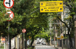 Mais 10 placas de alerta de risco de alagamento serão instaladas em vias de BH