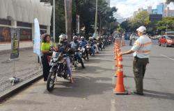 Blitz educativa orienta mais de 900 motociclistas no centro da capital