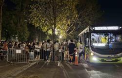 Ônibus da Linha Especial 55 - Centro / Savassi parado embarcando uma fila de passageiros após evento no Parque Ecológico, na Pampulha