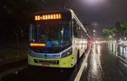 Ônibus do Move linha 55 - Savassi em uma avenida de BH durante a noite. 