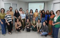 Várias mulheres juntas no debate de participação no planejamento urbano e adaptação às mudanças climáticas