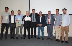Secretário Municipal de Meio Ambiente, Mário Werneck, com um certificado nas mãos, acompanhado de 8 pessoas, no II Fórum Brasil de Gestão Ambiental, em São Paulo. 