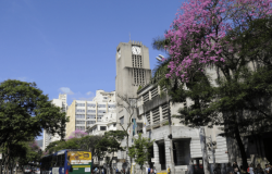 Prefeitura de Belo Horizonte ao fundo com céu azul
