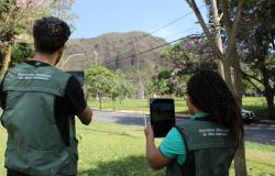 Dois técnicos da SMMA fazem registros da Serra do Curral