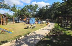 Parque do Brejinho, com área de lazer, brinquedos, espaços de convivência e caminhos arborizados.
