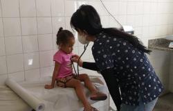 Menina recebe cuidados da equipe médica em Centro de Saúde 