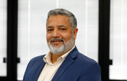 Guilherme Willer, Secretário Municipal de Mobilidade Urbana Homem moreno com barba e cabelos cinza veste terno azul e sorri