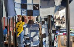 Espaço expositivo com estrutura interativa em patchwork de jeans reutilizado, unindo bordados expressivos, texturas e design autoral em uma experiência imersiva de moda sustentável.