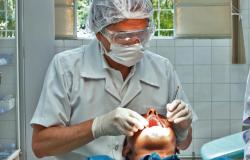 Dentista examina paciente