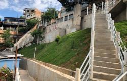 Obra de contenção de encosta com muros e escadas, entre as ruas Inspetor Pimentel e Waldemar Pequeno, Vila Jardim Alvorada, região Noroeste de BH. 